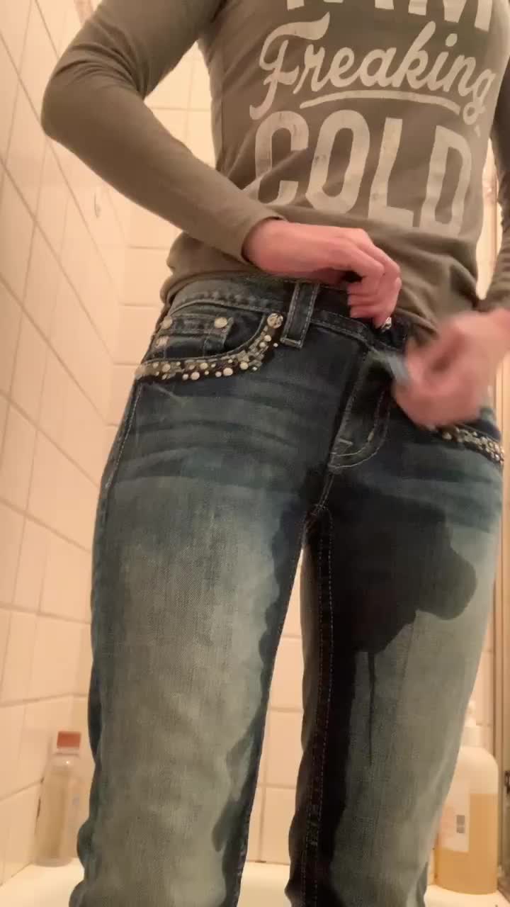 Thought I’d celebrate 1000 followers by pissing mysel and playing with my clit. Thanks for the love! Part 2