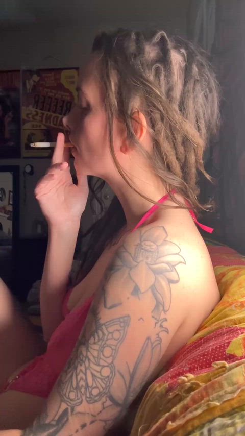 what is it you like about smoking women? 💋