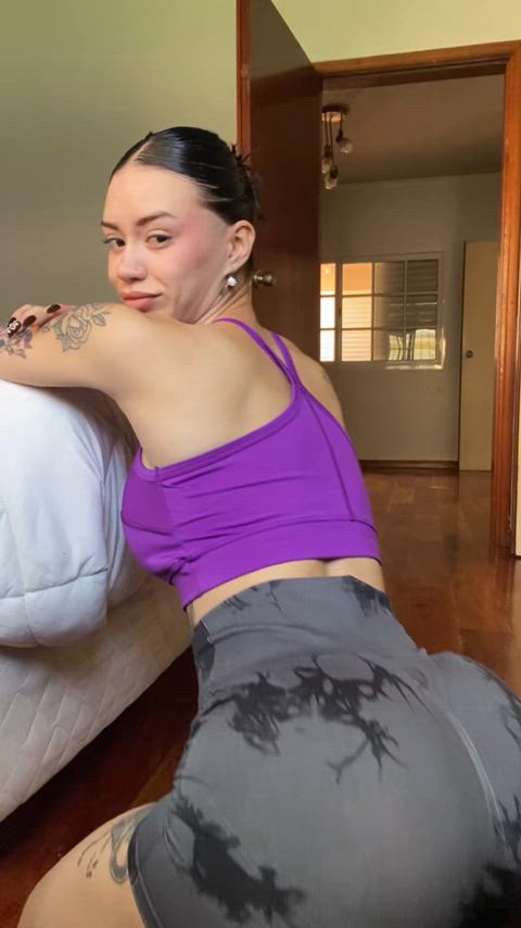 Squeezing my booty into these tight yoga pants