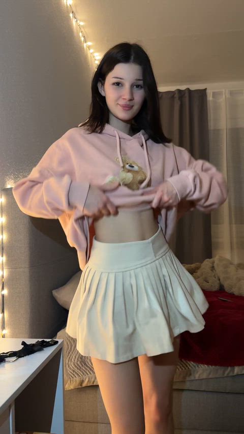 Bet you’d never guess this body was hiding under this dress 🙈