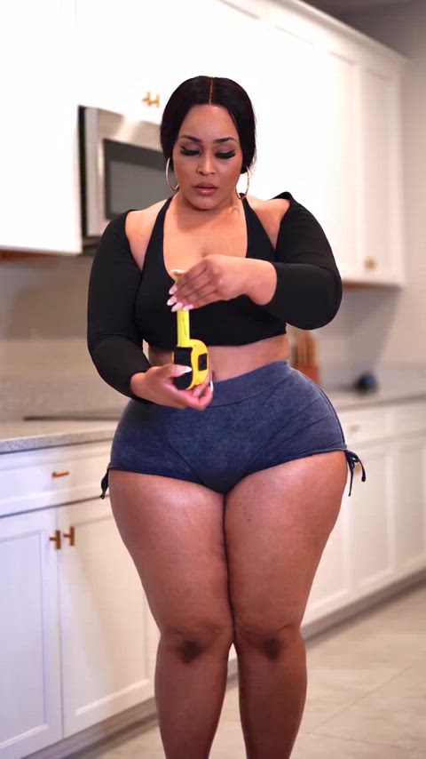 I seen her in person at exxxotica it’s 10x bigger in person 😍