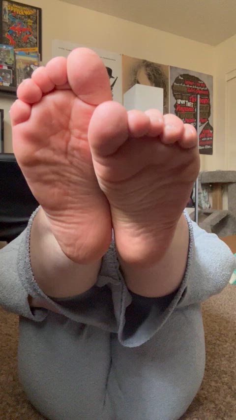 Come paint these toenails 😌