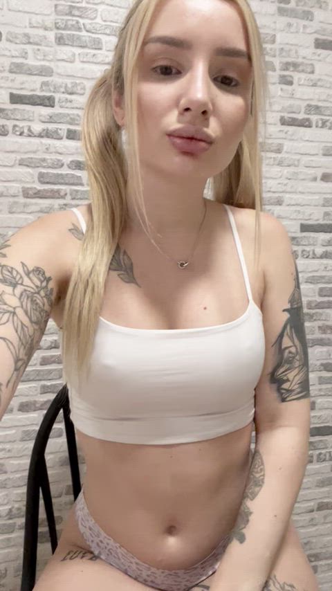 nothing looks good rn so i’m just gonna be naked