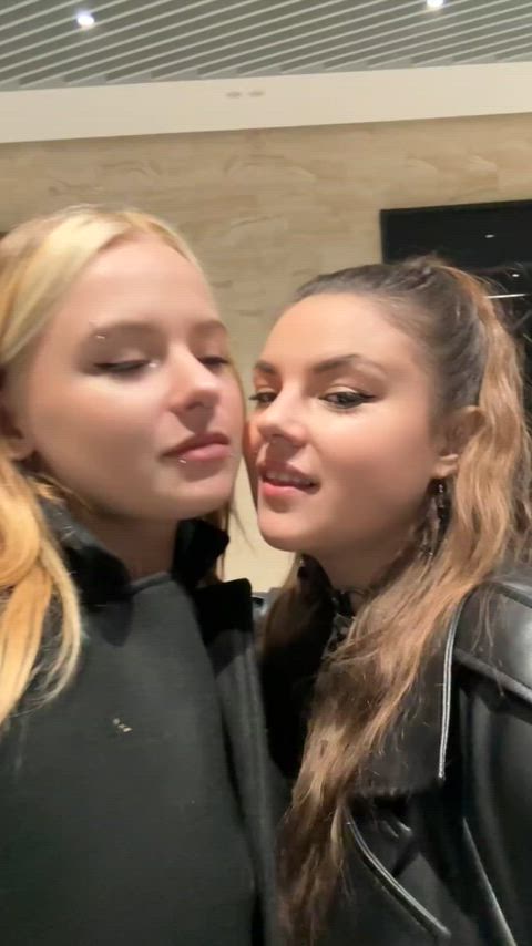 A sweet kiss always blows our minds