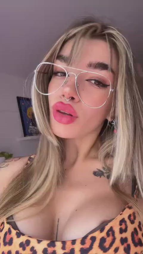 Dime tu edad, y si crees que soy suficiente para ti esta Navidad, te enviaré unos nudes dulces