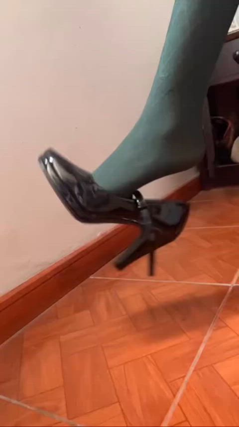 These nylons are too soft my shoes dropped so loud. My tiny feet are waiting on your next move
