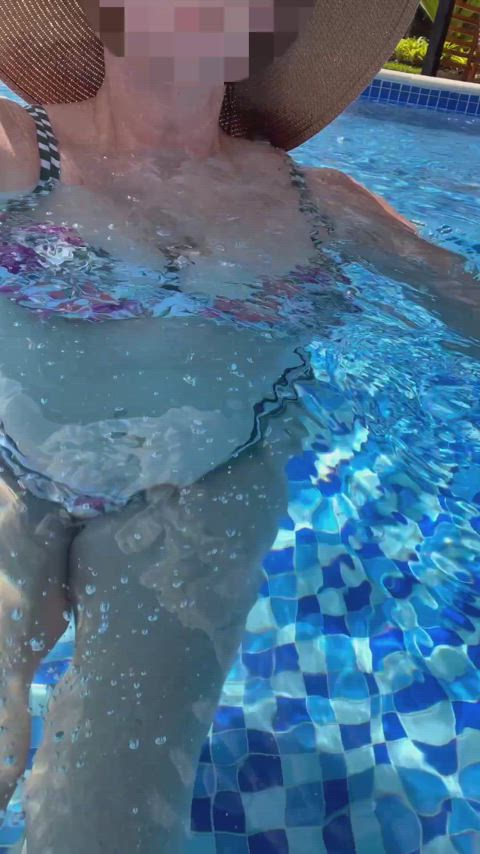 Happy Titty Tuesday from the pool 👙🏝️