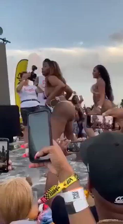 Amateur Big Tits Caught Ebony Exhibitionism Exhibitionist Outdoor Public Voyeur r/CaughtPublic Porn GIF by populardick