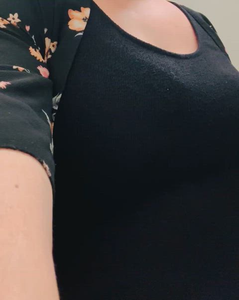 Pulling my huge 40 N cup tits out at work🤭