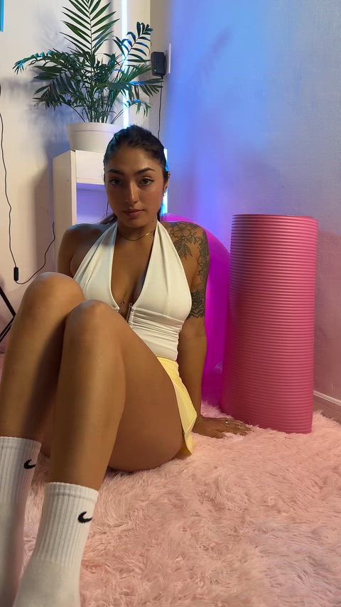 23F Sending nude to every guy who will react with this 23F