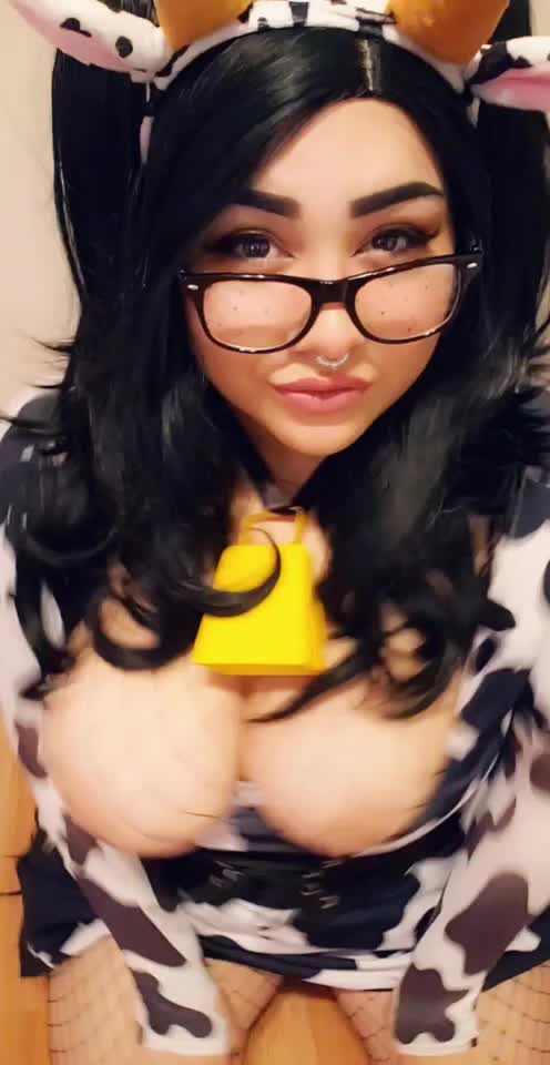 Have some fun with this little moomoo today! 10 minutes eo heavy sessions only $25! And lifetime snapchat access only $60 this week!