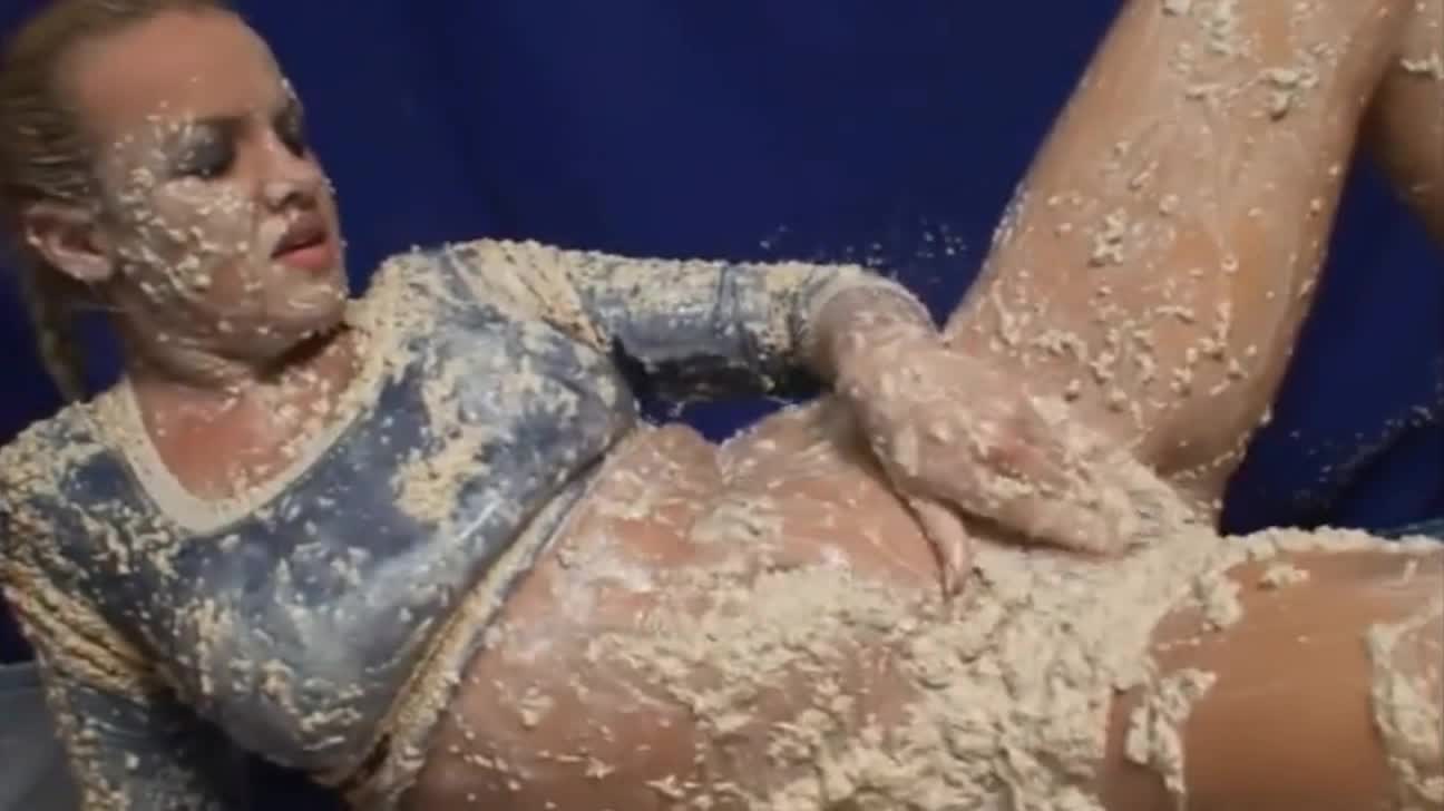 Frankie masturbates in porridge