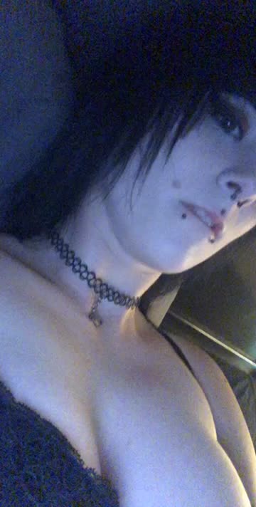 This is what the girl from HotTopic does when she gets home 💦