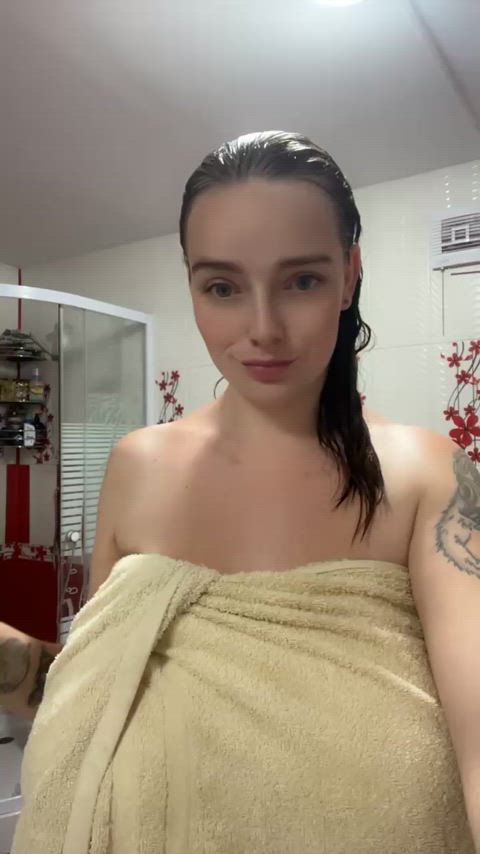 Raise your hand who wanna suck on these milkers all night