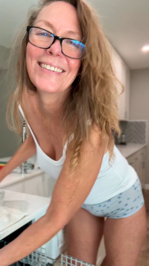 Emptying the dishwasher in cotton.