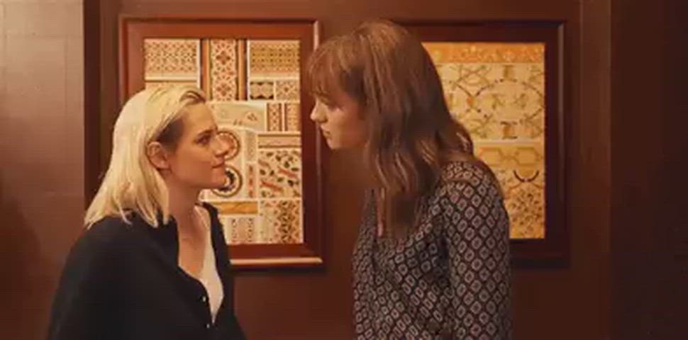 Happiest Season Mackenzie Davis and Kristen stewart