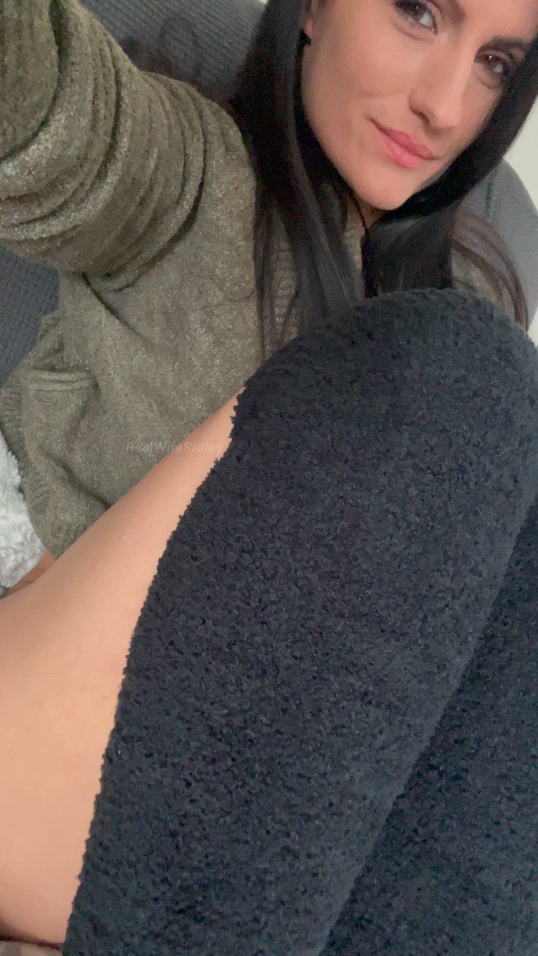 34 milf being warm and cozy… and naughty 