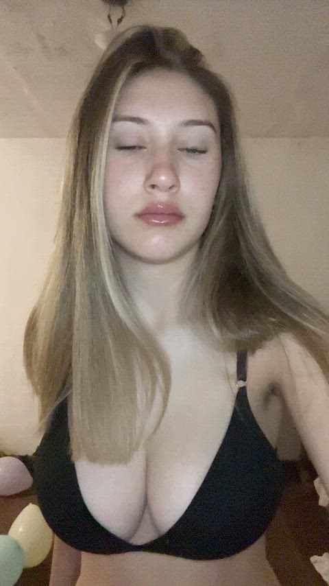 18F I'll sending' nudes to the first' 50 who commennt.. "yes"