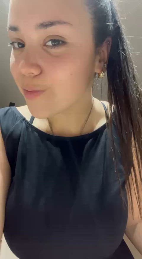 Looking for a daddy who knows how to hit me up