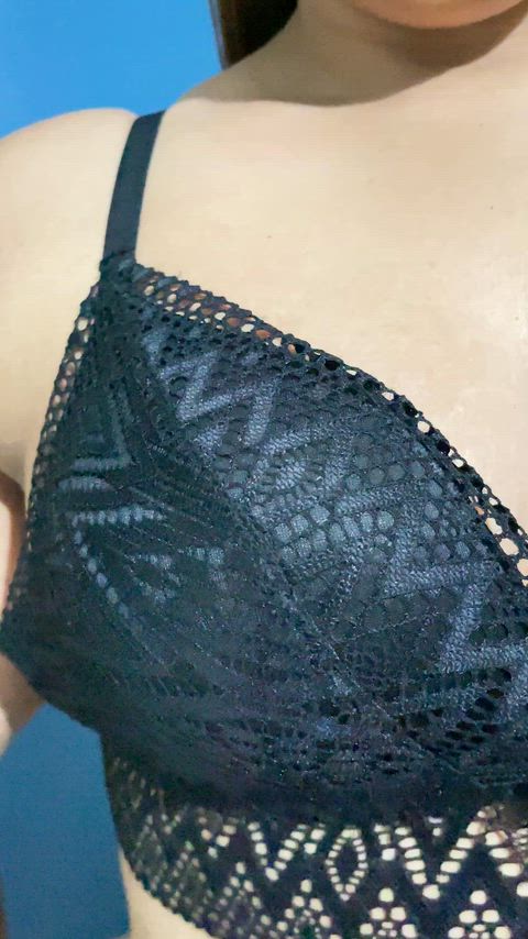 The lingerie fits them very well