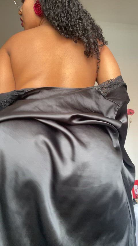 My Colombian ass wants to get attention