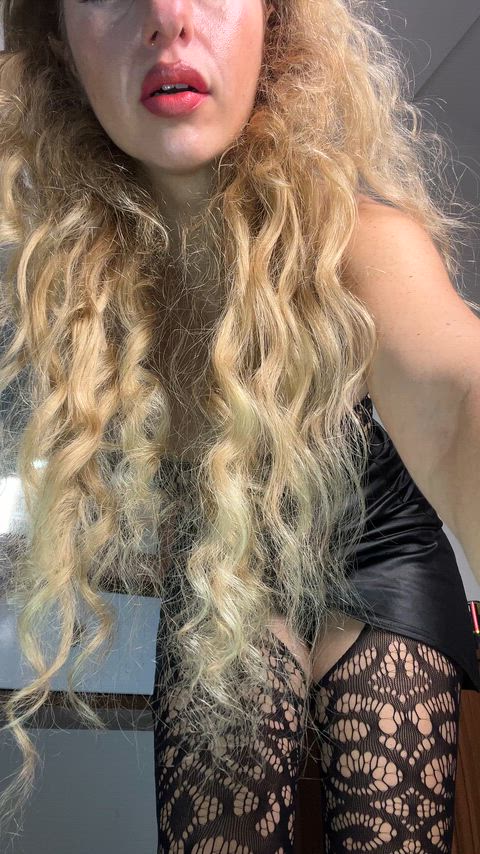 My tight skirt is your new favorite view