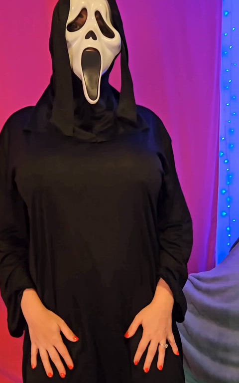 Scream for these titties