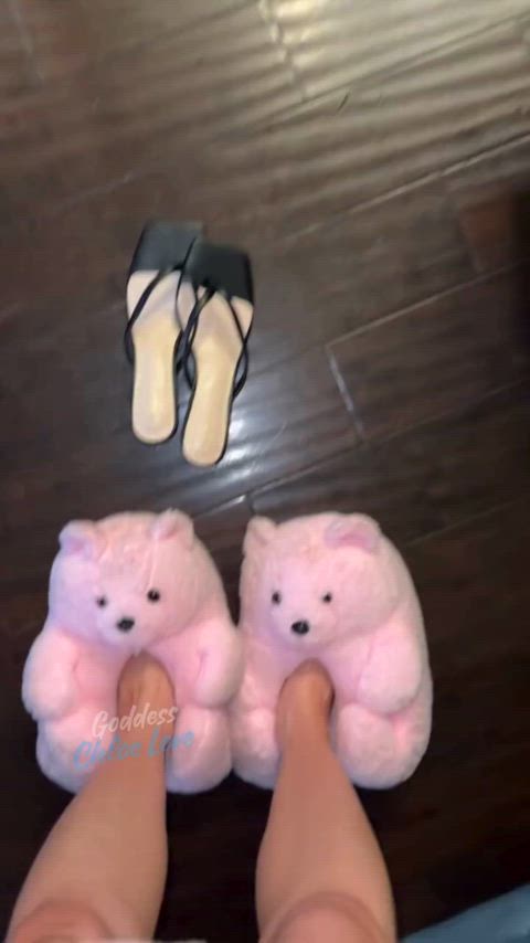 Getting "ready" for the weekend. 🩴👠