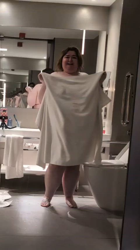 I spent a few days in London last week and my hotel bathroom had this huge full wall mirror so I had to take advantage.... 🤭 Mirrior strip tease to follow later this week but for now enjoy a post shower towel drop! thumbnail