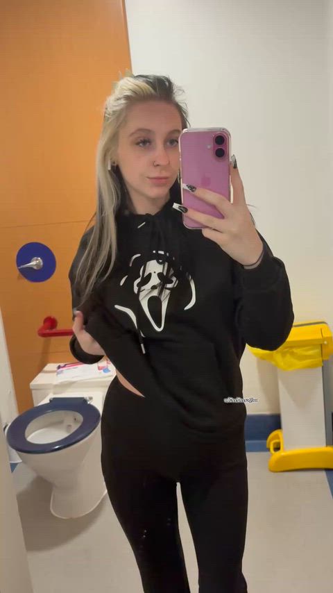 A quick cumshot on my boobs in the hospital toilet sounds so right