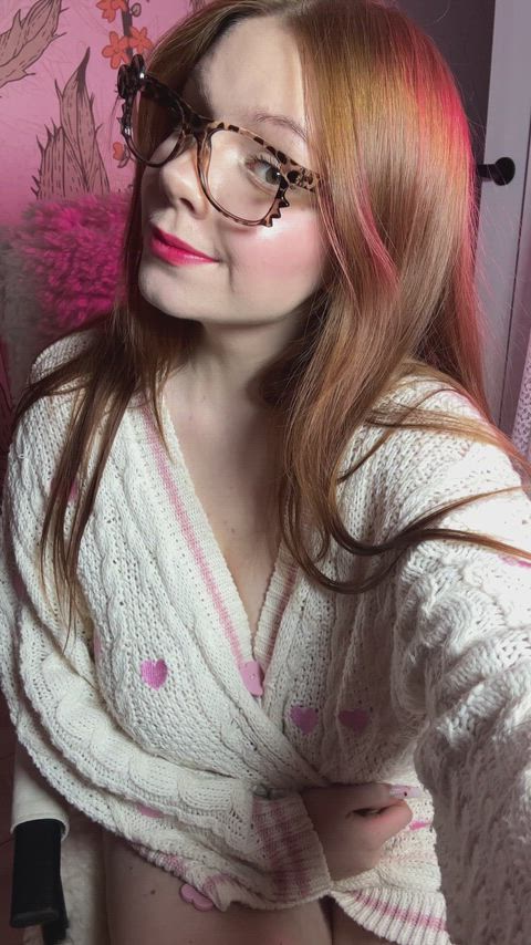 A redhead with curves never goes unnoticed ;)