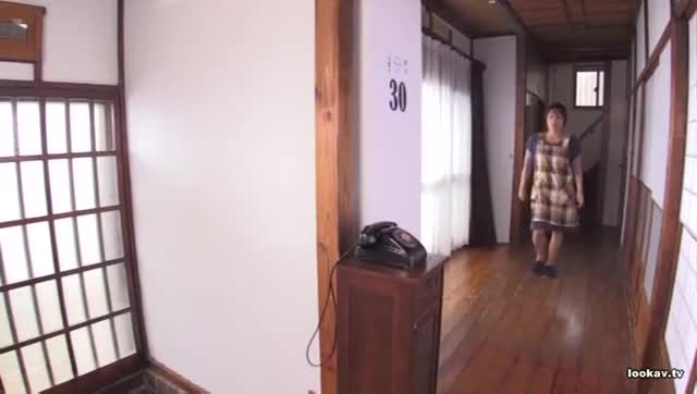 Mum Speaks to Daughter on The Phone