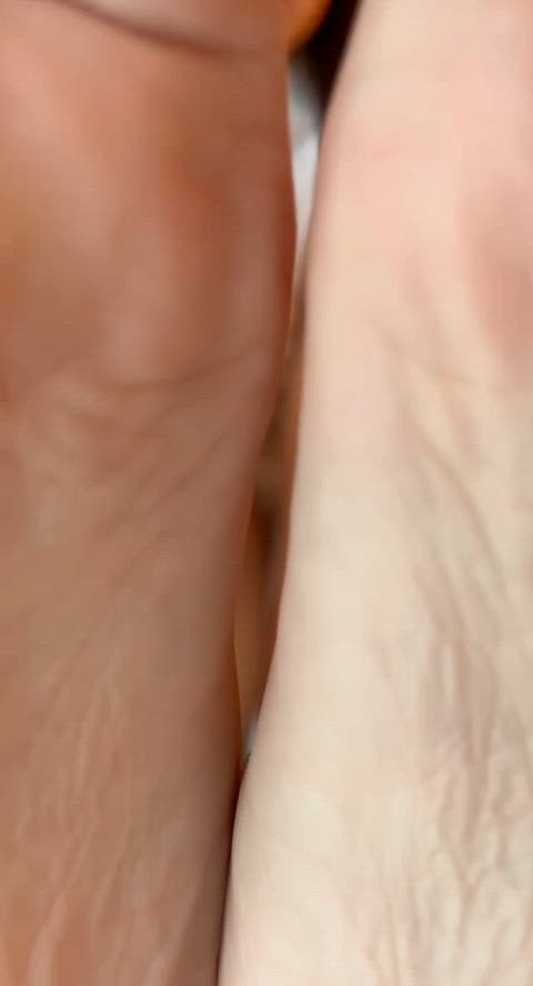 I know the older men want a babygirl with pretty feet. I'd love to give you that pleasure