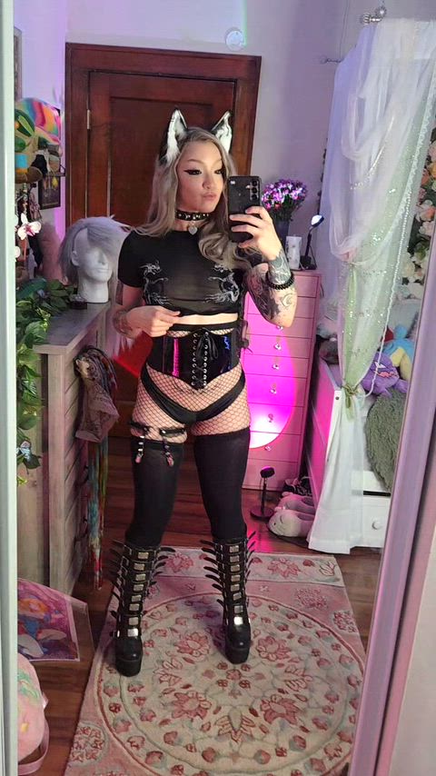 Let mommy step on you <3