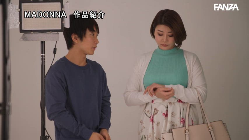JUQ-776 Married woman ‘dances’ at a strip theater. Yuri Oshikawa