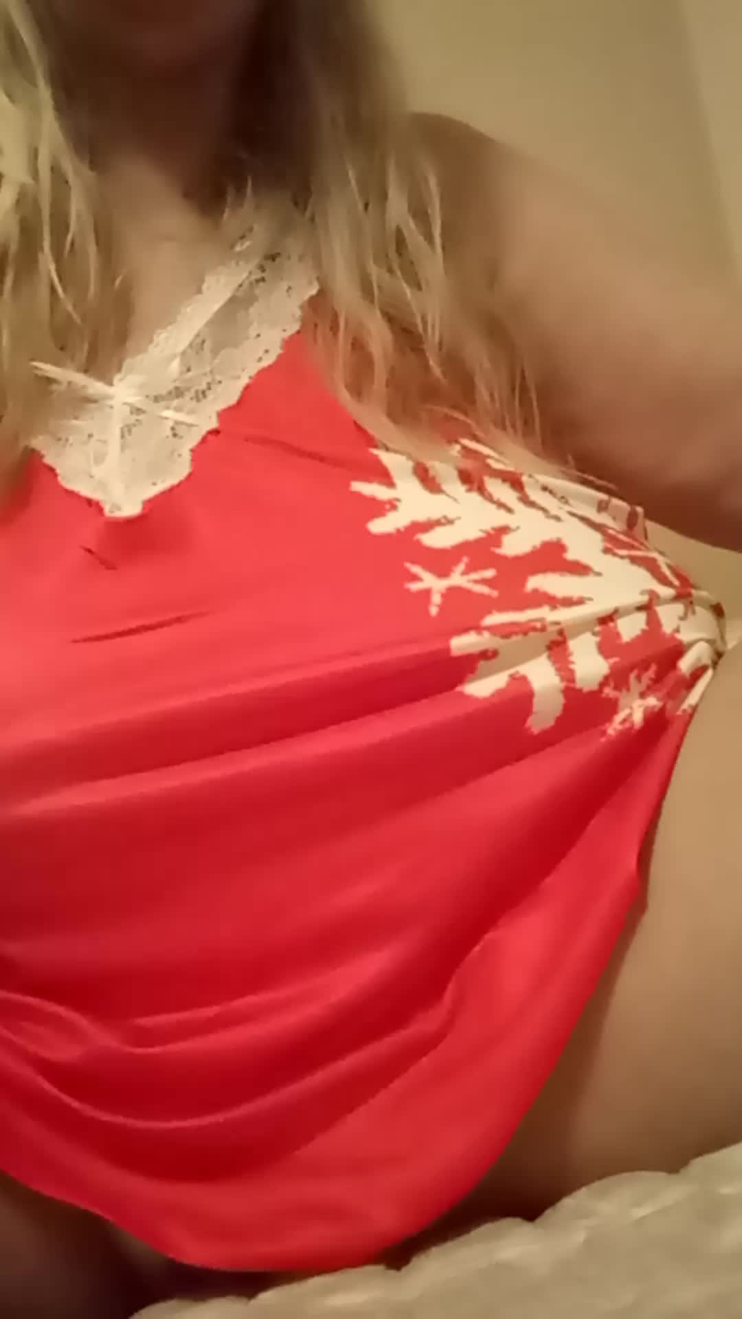 A big, saggy holiday gif. 🎀🎁🎅