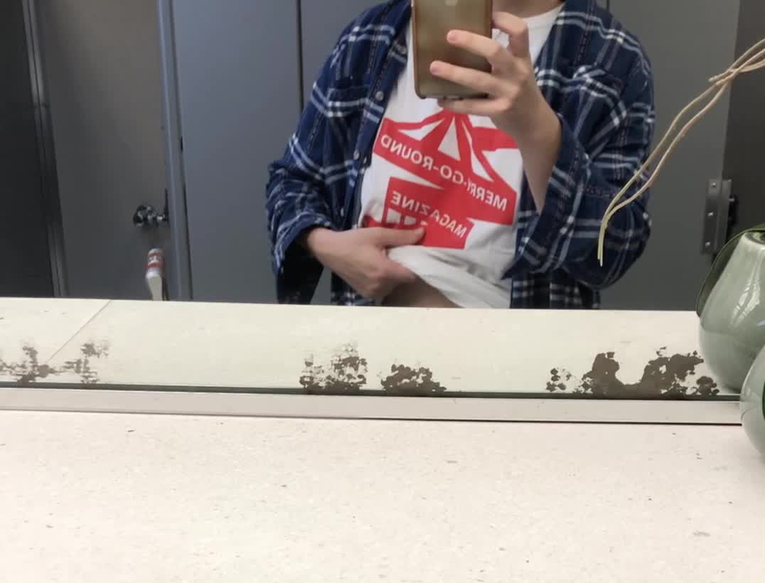 When the airport bathroom is empty 😏