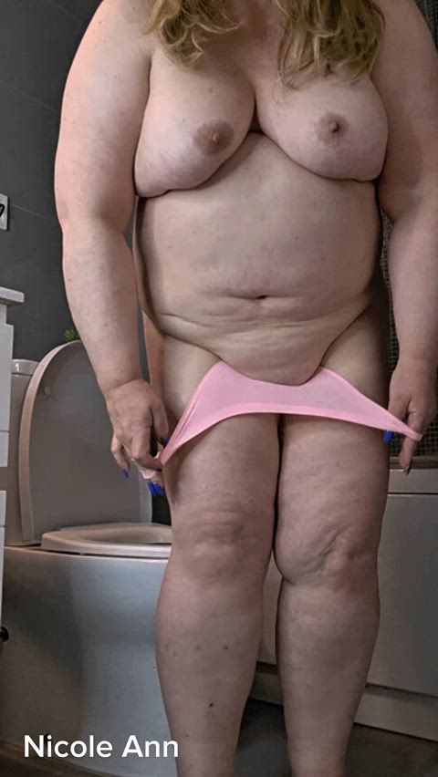 Bbw sweet Nicole Ann reading ancient Egypt history while slowly pooping + wipe and show + flushing.