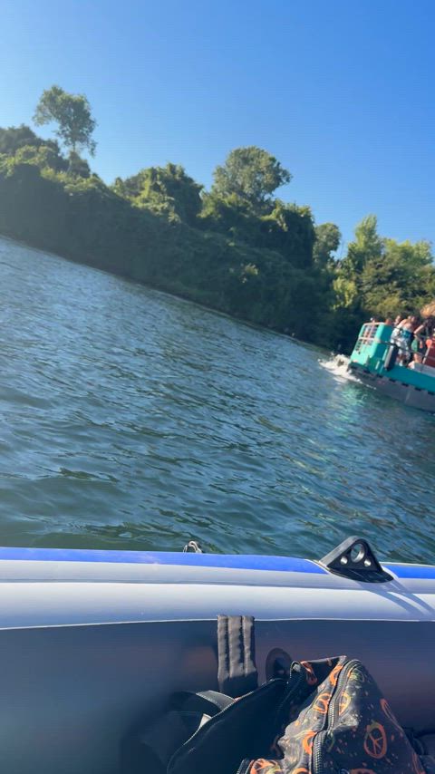 Gave the tour boat a show. They didn’t seem to mind lol (f)