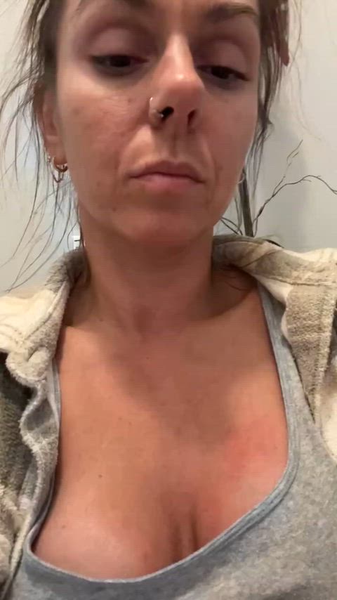 Good morning fam. A little video of my erect clit before I pee 😈