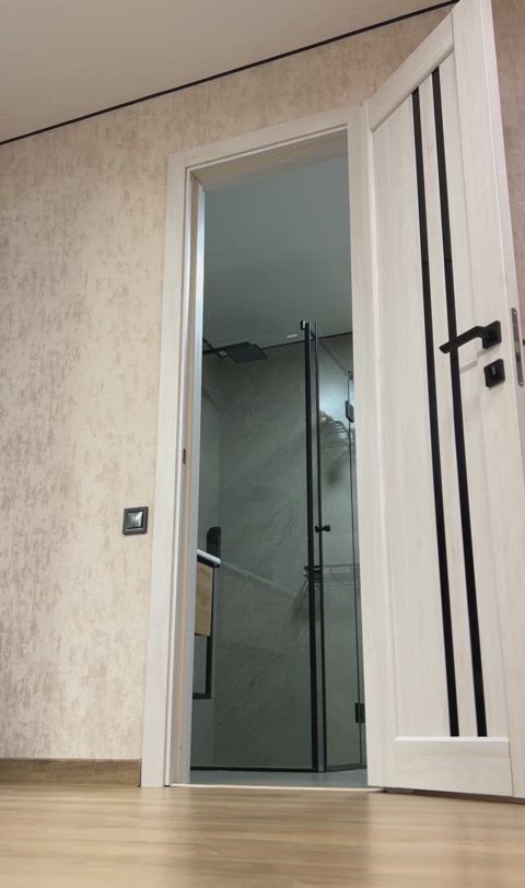 My roommate's pov