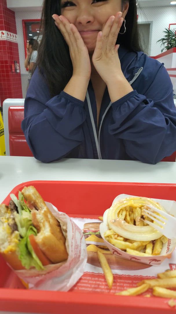 Now flashing at your local In n Out ~ [GIF]