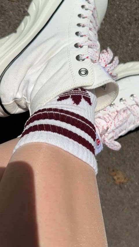 So close and personal 👀 I imagine how you may take a closer look of my legs in pantyhose just like that☺️🔍