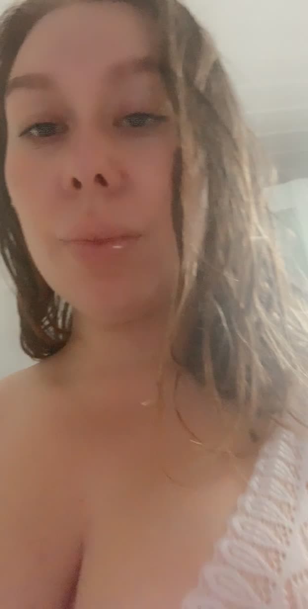 Trying a little gif of my pregnant body😇 What do you think? 😁