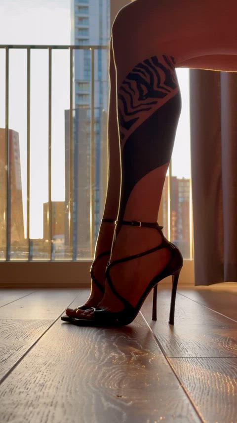 The heels stay on