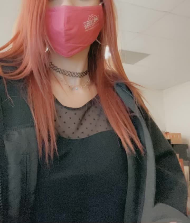 My bra was hurting my back at work...so I took it off at my desk. It’s a fuck it kind of day 😈☺️ 34 🥀