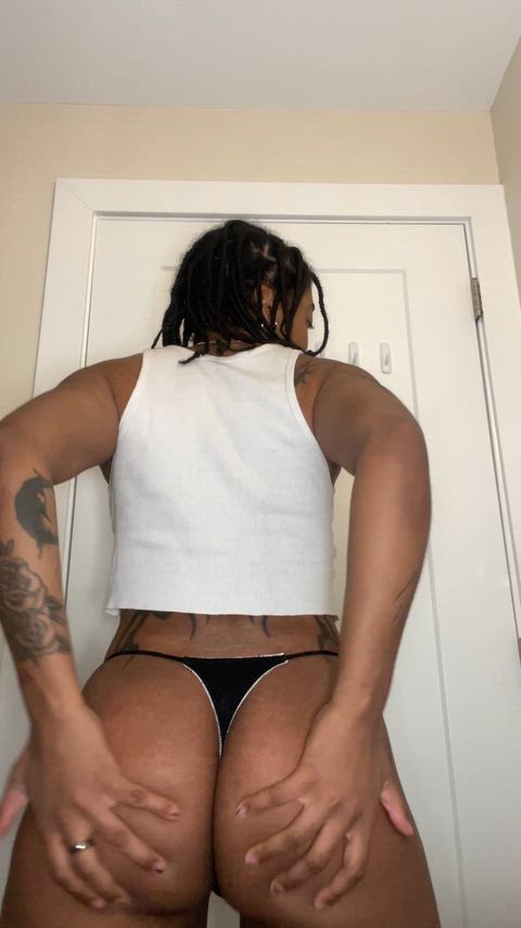 big booty with a pretty smile