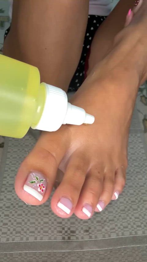 the party doesn't start until my soles are oiled up