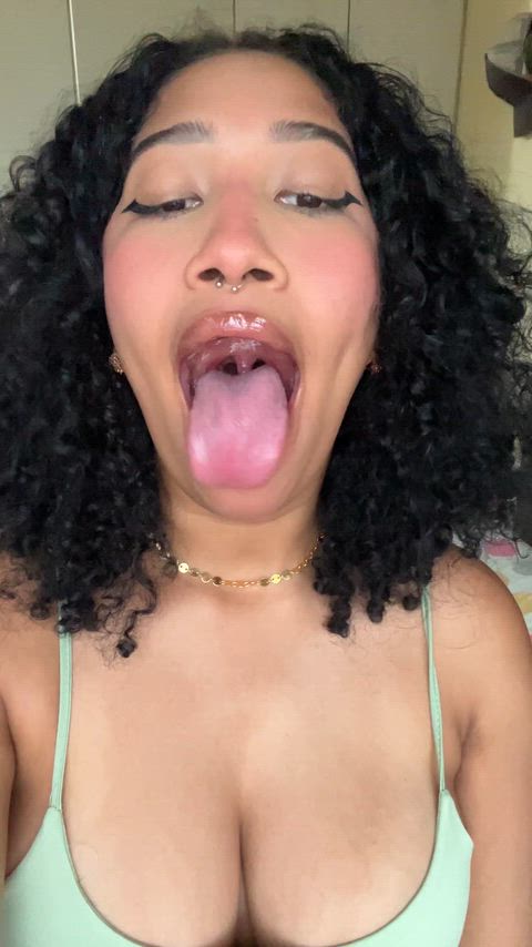 I introduce you to my long tongue 👅