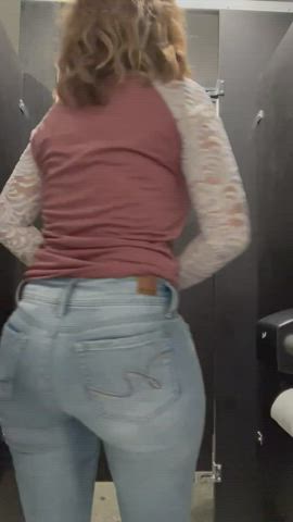 Pawg milf fingering pussy at kids birthday party